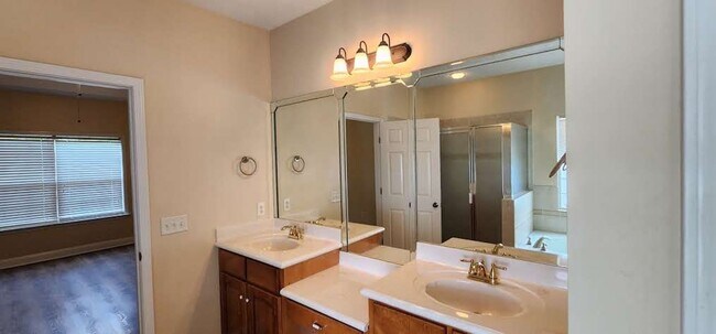 Building Photo - Great Home and Location-Available Now!
