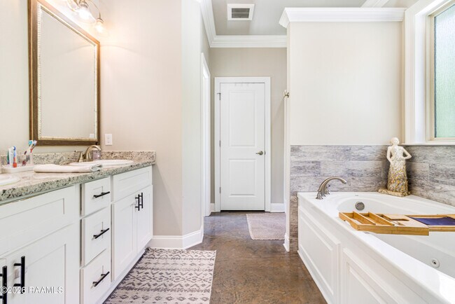Building Photo - 500 Bateleur Way