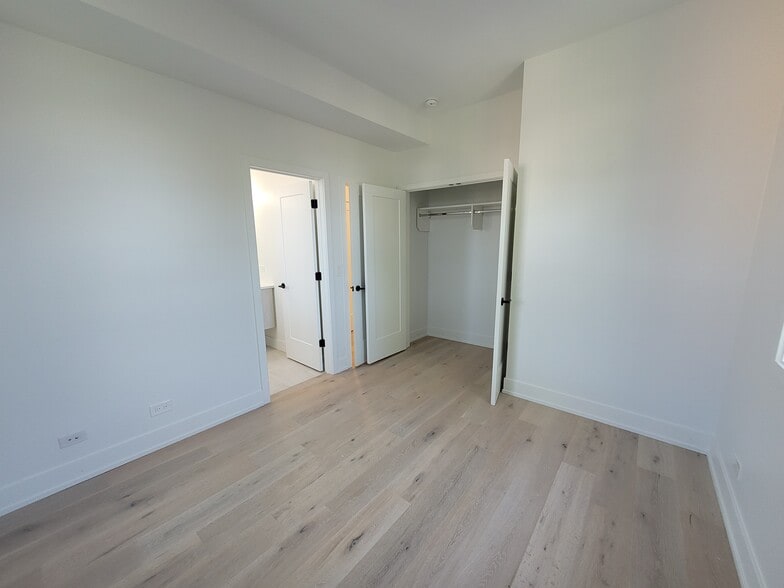 Building Photo - 1334 W Bryn Mawr Ave