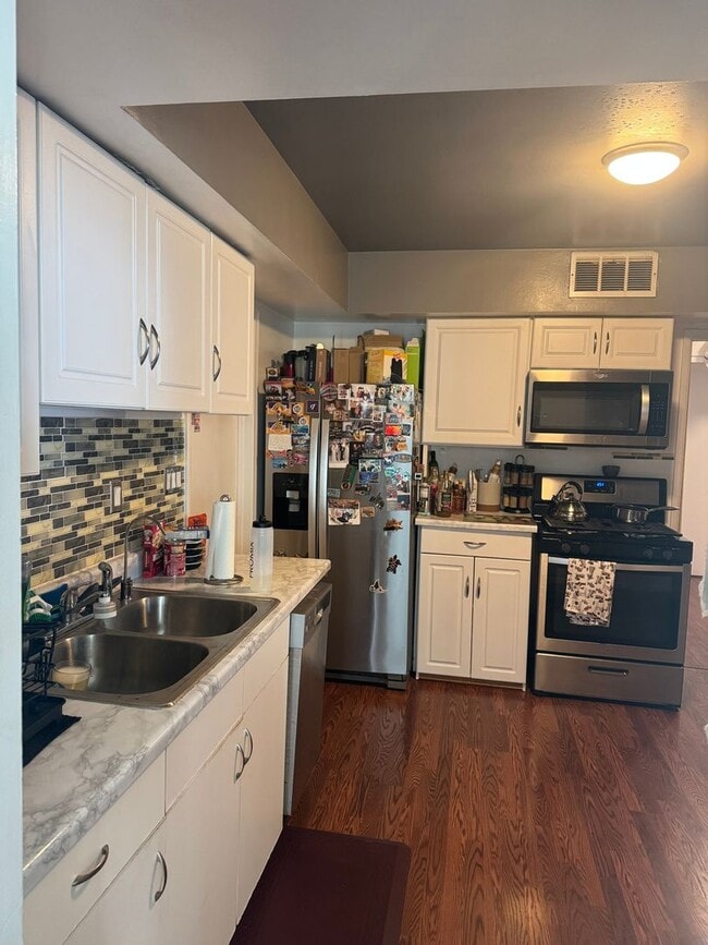 Building Photo - Spacious 3BR House in Woodland Hills