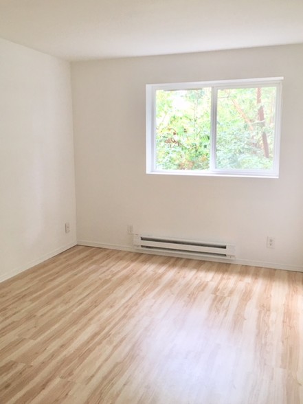 SPACIOUS BEDROOM - 12329 Roosevelt Way NE