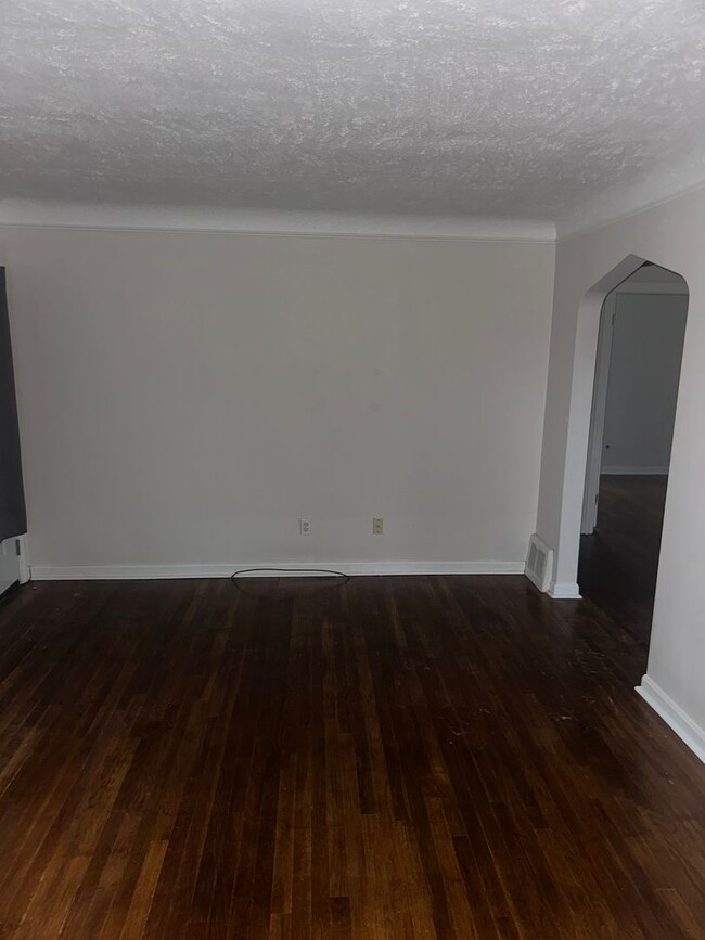 Building Photo - Beautiful spacious cape code move in ready!