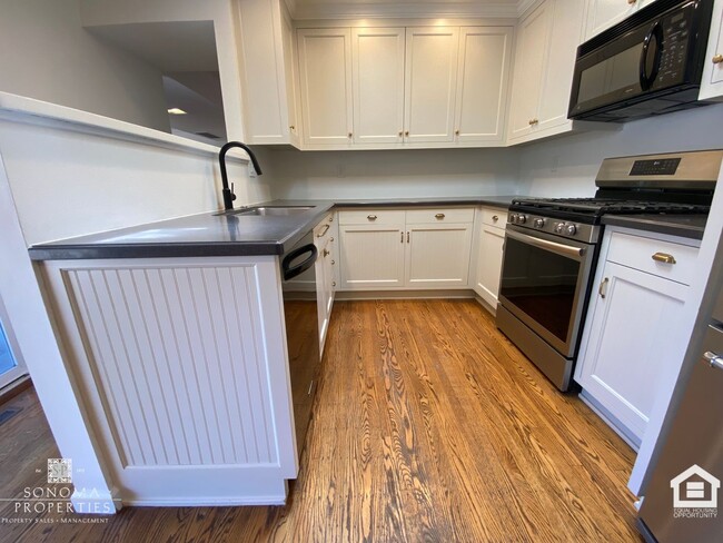 Building Photo - Charming 2bd/2ba House in Downtown Sonoma!