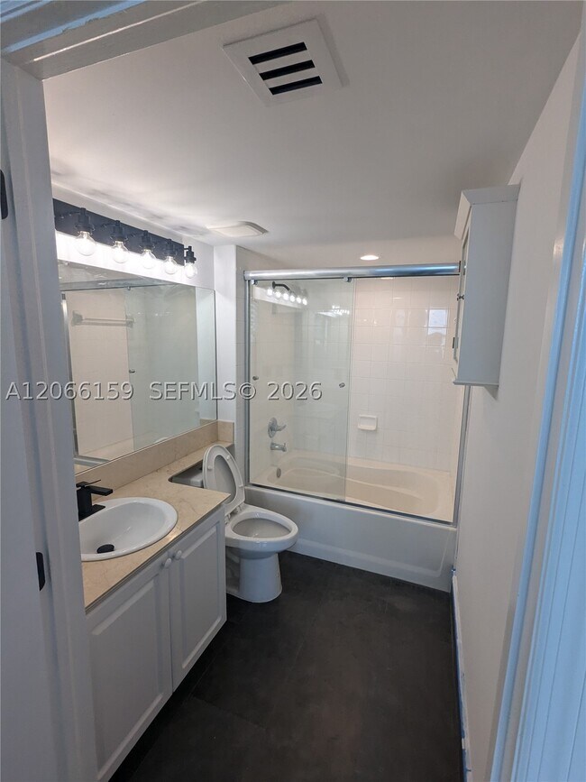 Building Photo - 1155 Brickell Bay Dr