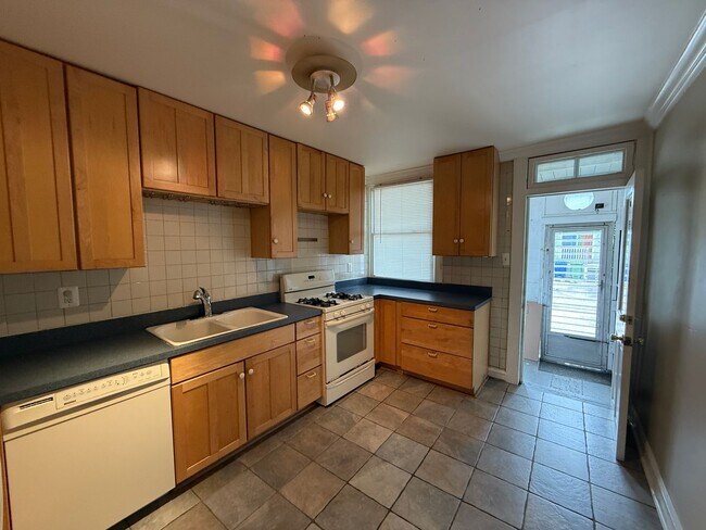 Building Photo - Charming 2 Bed w/ Parking | Steps from Latrobe Park — Locust Point!
