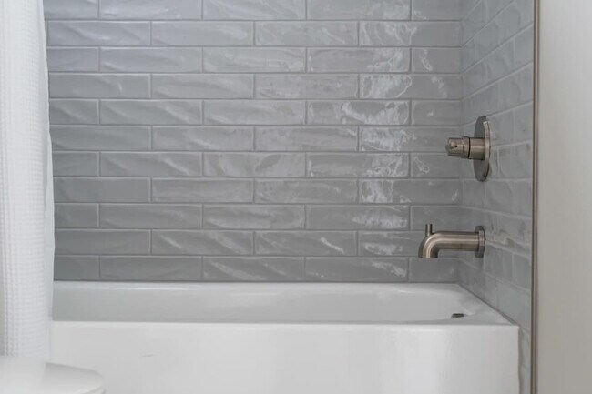 Building Photo - 1405 Napoleon St