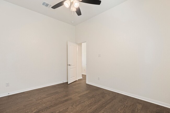 Building Photo - Beautiful 5 bedroom, 3 bathroom home in Buda!!!