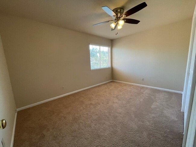 Building Photo - Large Open 4 Bedroom