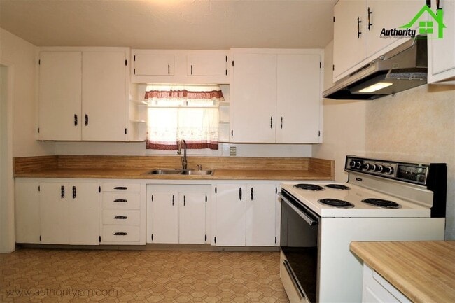 Building Photo - 1924 Sequoia St