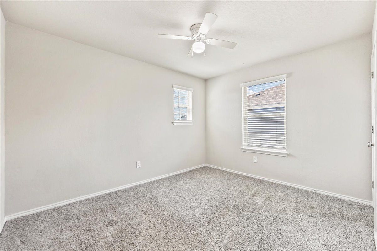 Building Photo - 2521 Ayers Dr