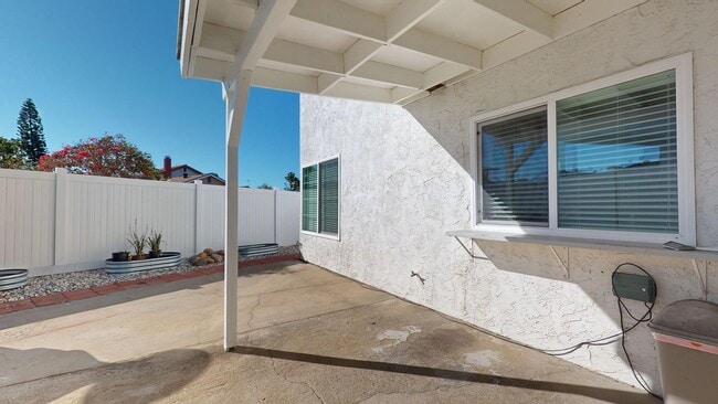 Building Photo - Spacious 5-Bedroom Family Home Available for Long Term Rent!