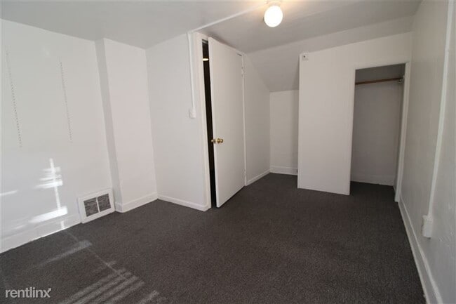 Building Photo - 809 S Division St