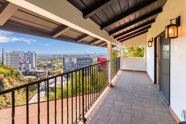 Building Photo - Must see this luxurious short-term, furnished, 3 bedroom + 3 bathroom rental home