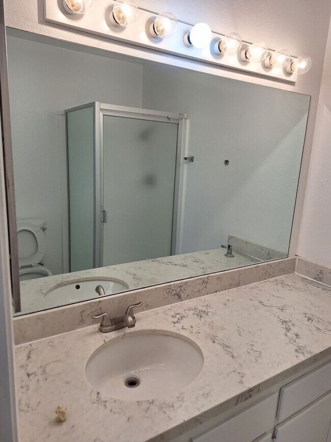 Building Photo - **Move in Special**, 2 Bed / 2 Bath in the...