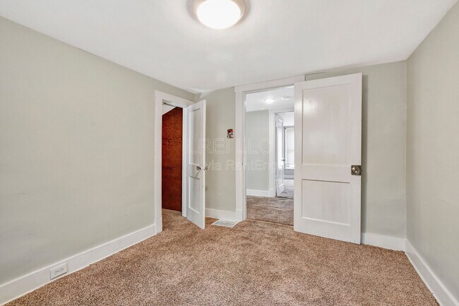 Building Photo - 913 Denmark St