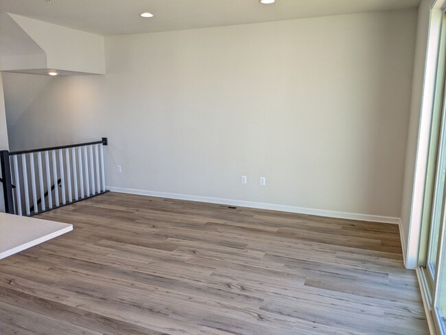 Building Photo - Beautiful 3 level END UNIT townhouse in Je...