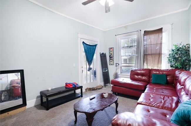 Building Photo - Charming Historic 2BR Apartment with Garag...