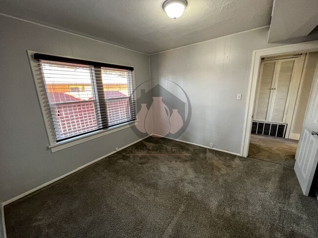 Building Photo - Classic Craftsman Charm in Central Salem! Versatile 5-Bedroom Home