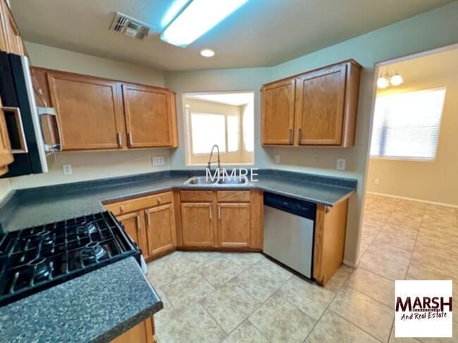 Building Photo - Beautiful 2 bedroom home with community po...