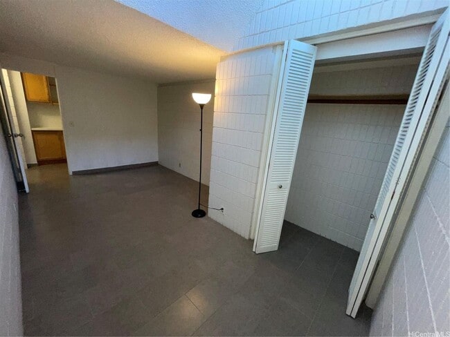 Building Photo - Spacious 3 Bed / 2 Bath – Nuuanu Park Plac...