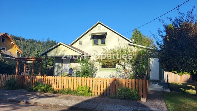 Building Photo - Charming 2 BD | 1 BA West Linn Cottage - R...