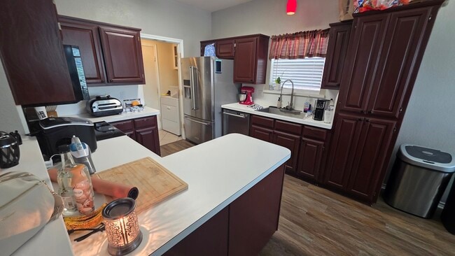 Building Photo - 1704 Shady Creek Dr