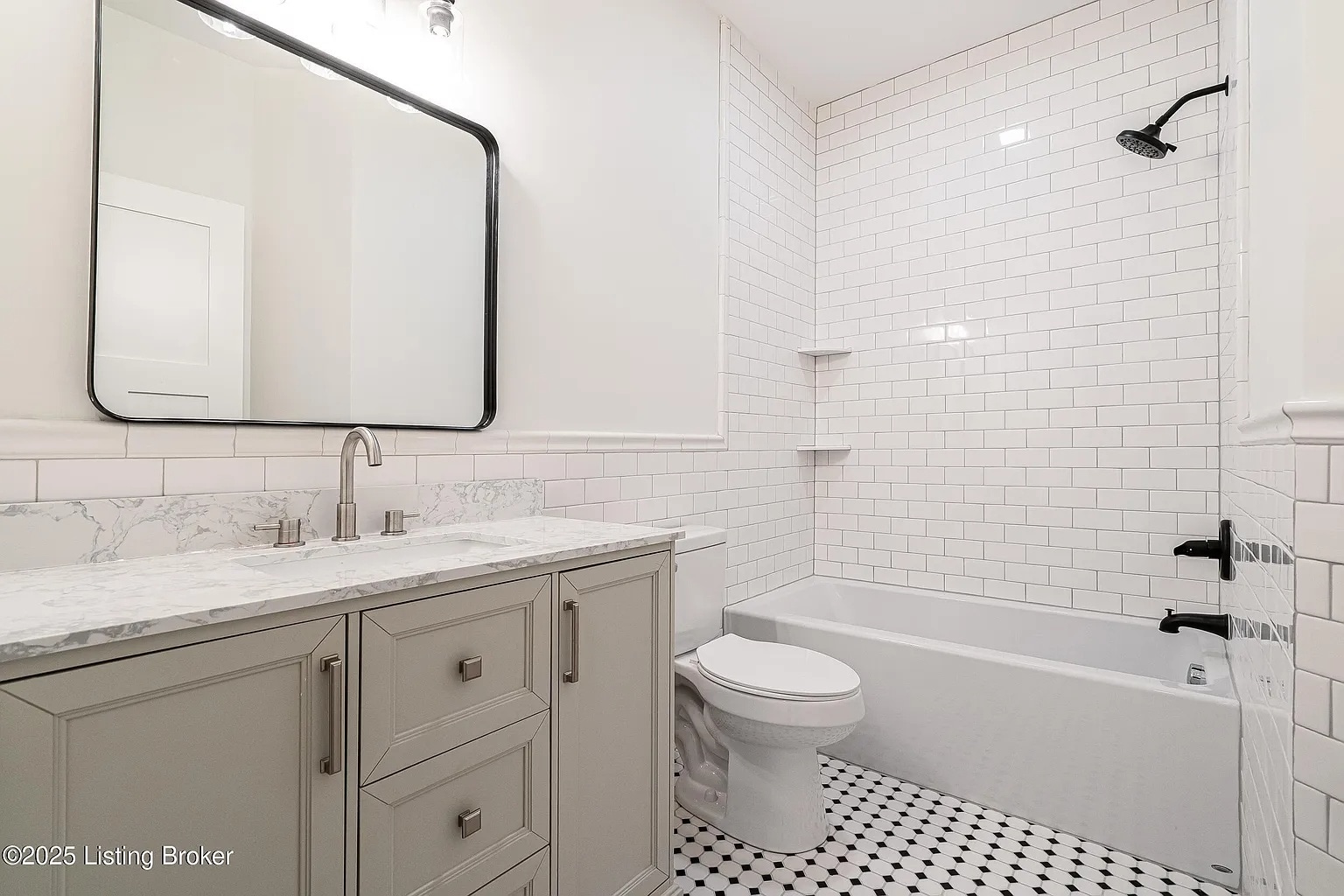 Building Photo - 935 E Madison St