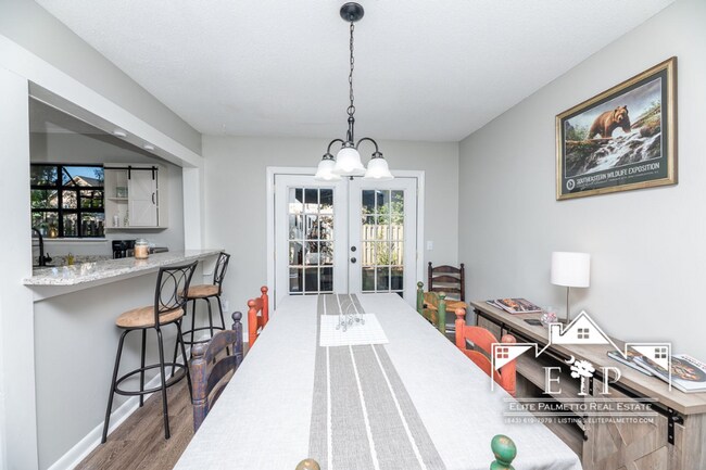 Building Photo - Charming and Spacious Home