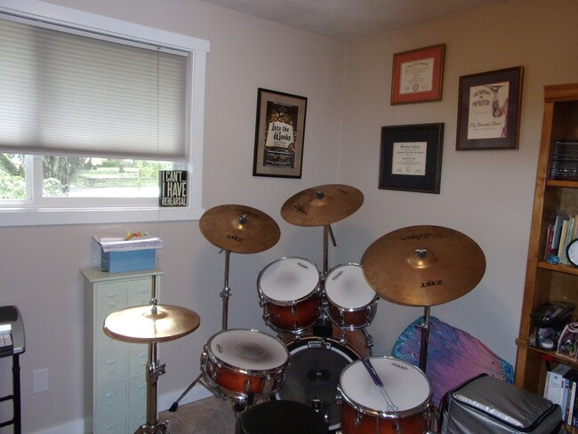 Building Photo - Single level pet friendly home