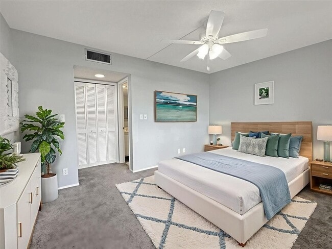 Building Photo - 535 Oaks Dr