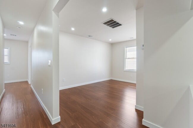 Building Photo - 824 George St