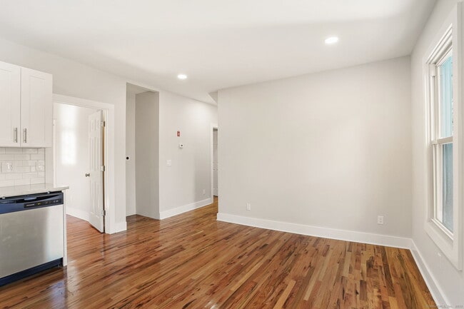 Building Photo - 10 Perry Hill Rd