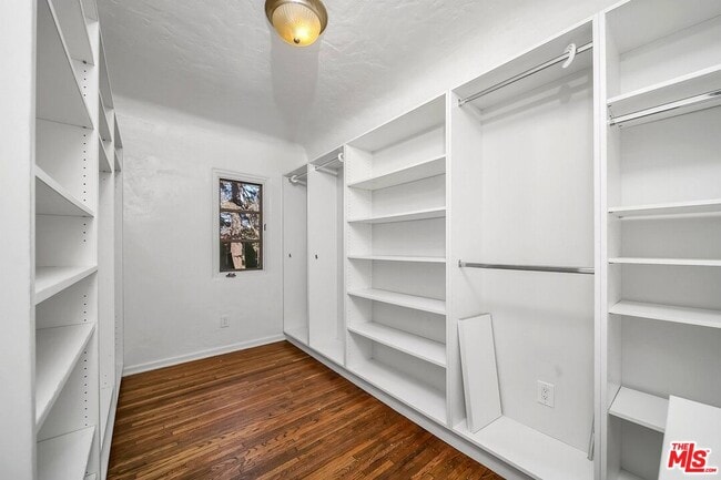 Building Photo - 333 S Roxbury Dr