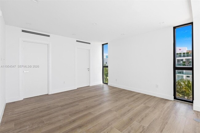 Building Photo - 1930 Bay Dr