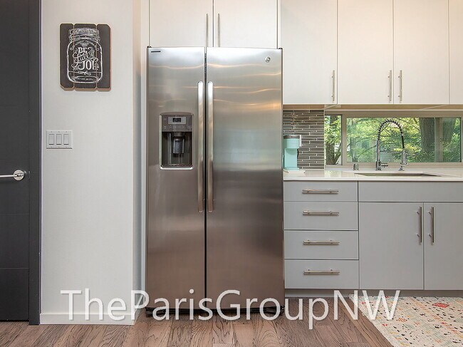 Building Photo - Stunning Mod 3BR+Den, 3.5BA Townhome * XL Roof Deck *A/C ++