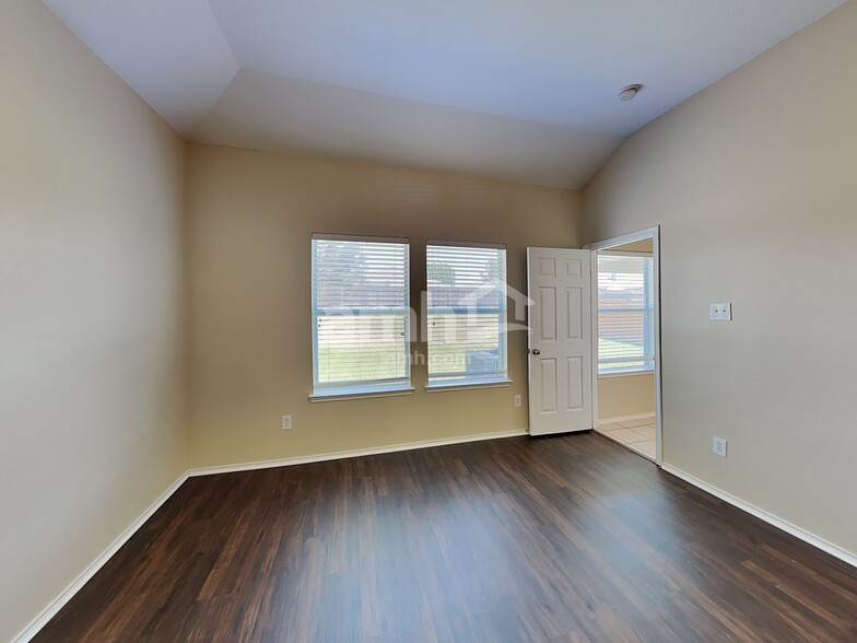 Building Photo - 1003 Utopia Ln