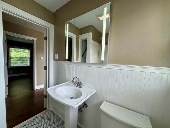 Building Photo - 2564 Millbrook Dr