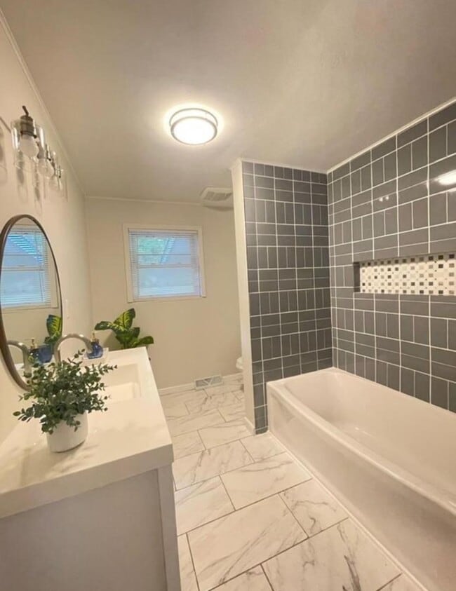 Building Photo - 5217 Bonita Blvd