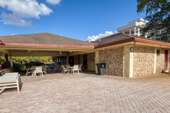 Building Photo - 2950 N Palm Aire Dr