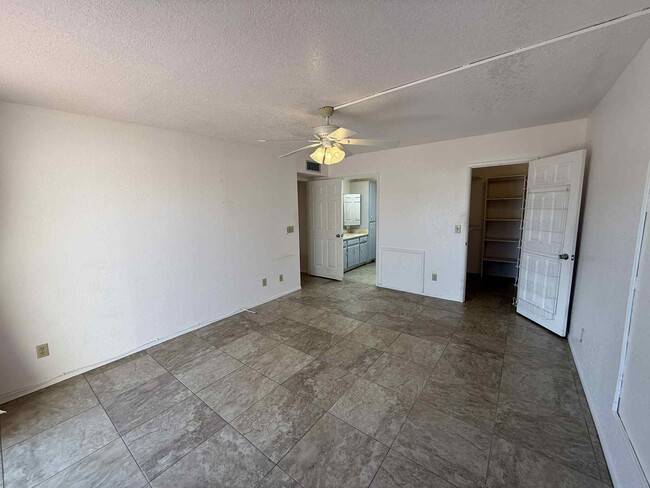 Building Photo - 5204 N Tigua Dr