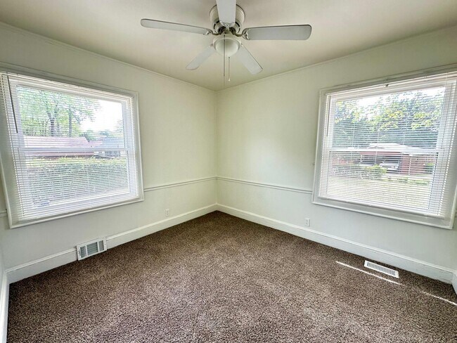 Building Photo - 1003 Robinhood Ln