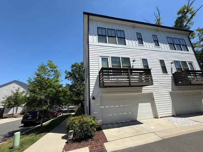 Building Photo - Beauitiful Home in the heart of Ballantyne!!