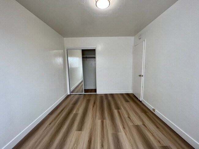 Building Photo - 2BD 1BA Apt Next to USD - Spacious Downstairs Unit, Pet Friendly, 1 Parking Space, No Carpet