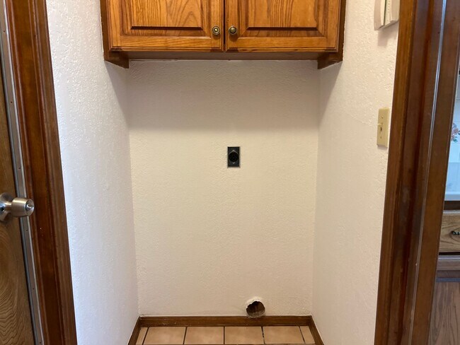 Building Photo - Spacious 3 Bedroom