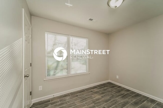 Building Photo - 2 Bedroom Pet-Friendly Home in Charlotte, NC with Main Street Renewal