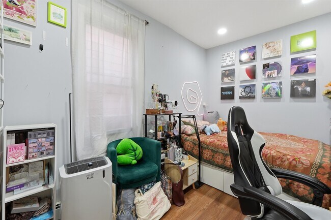 Building Photo - 17 Troy St