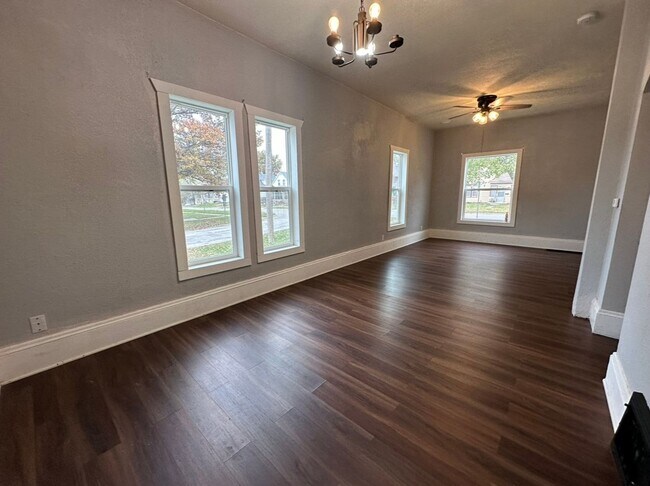 Building Photo - Updated 2 bedroom house $875