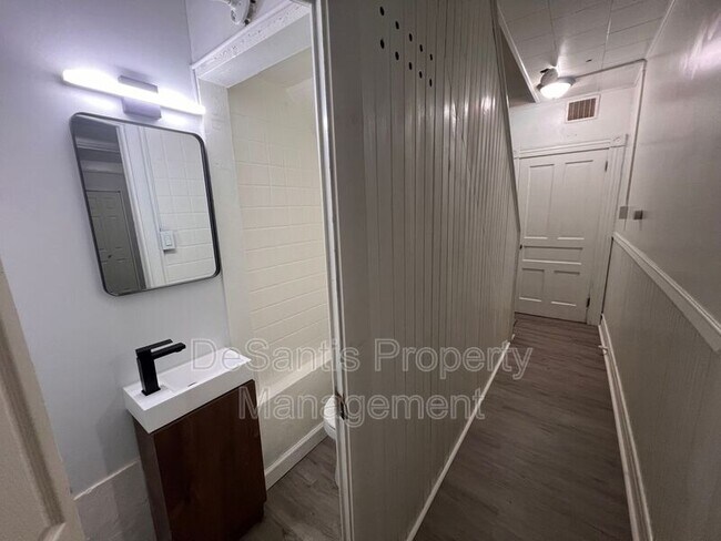 Building Photo - 1104 Brabec St