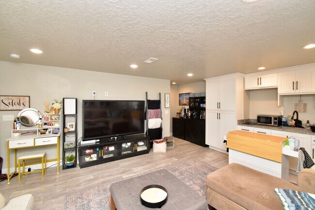 Building Photo - Spacious 5 Bed in Herriman Home in Prime Location!