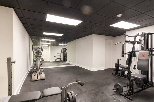 Building Photo - 931 W Leland Ave